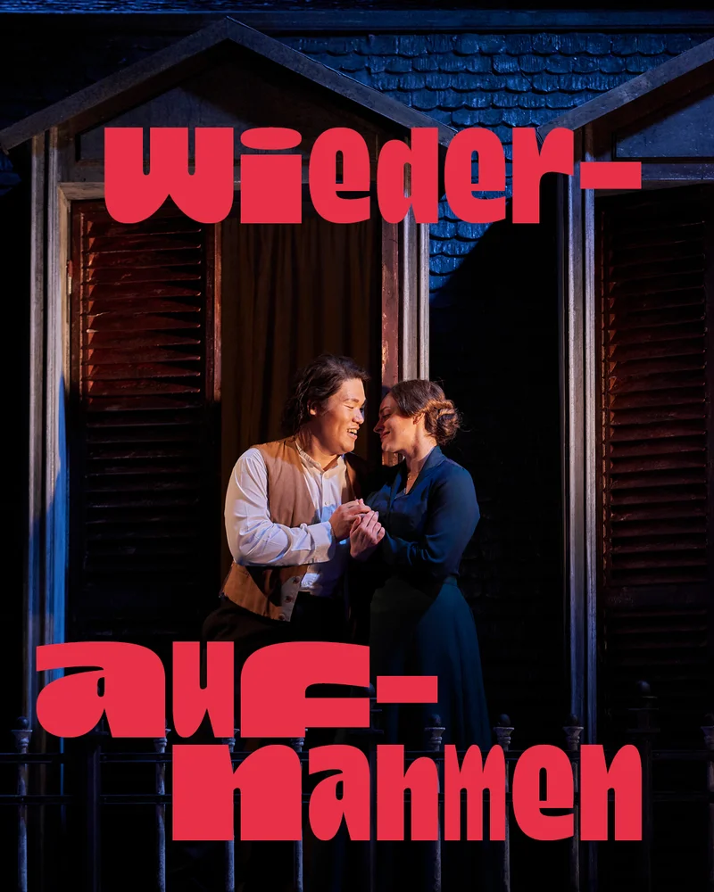 Red bold text 'wieder- auf- nahmen' over a stage scene with two actors embracing on a balcony.